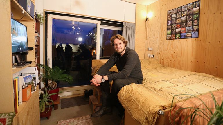 Zijn tiny house met het bed uitgeklapt (foto: Lobke Kapteijns).