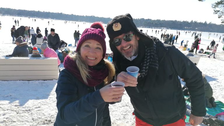 Volgens dit stel maakt dit het gemis van carnaval weer goed (foto: Ista van Galen).