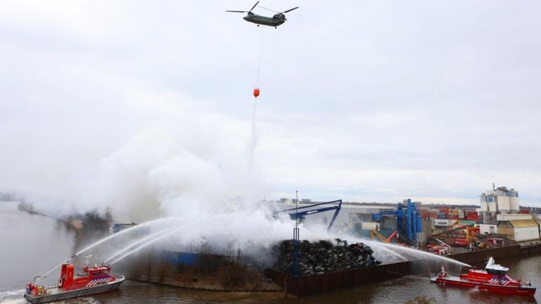 De inzet van blusboten en een legerhelikopter (foto: Bart Meesters/SQ Vision).