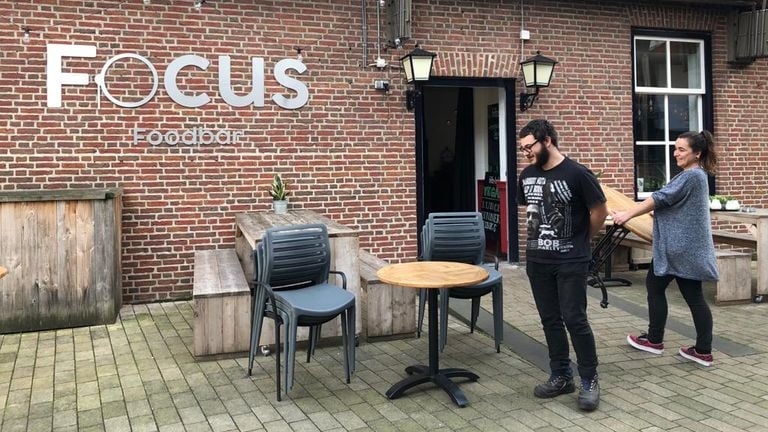 Ondernemers van Focus in Tilburg ruimen de terrassen op (foto: Joris van Duin).