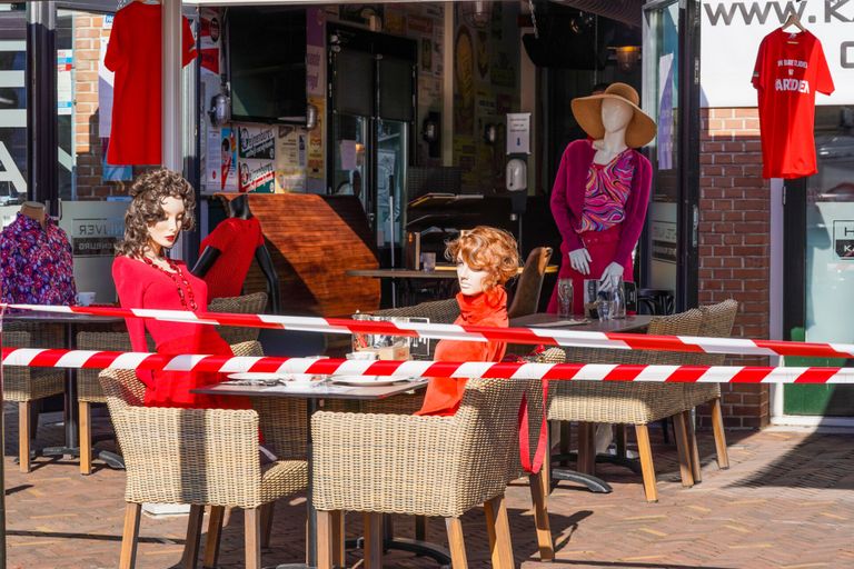 Etalagepoppen op het terras in Geldrop (foto: Dave Hendriks).