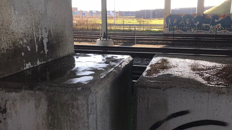 De brandstof lekt door het viaduct naar beneden (foto: Brandweer Berkel-Enschot).