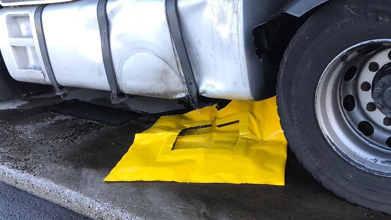 Er lekt diesel uit de vrachtwagen (foto: Brandweer Berkel-Enschot)