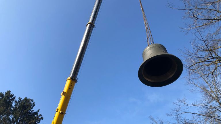 Een van de klokken voor het carillon van Arlington wordt ingeladen (Foto: Alice van der Plas)