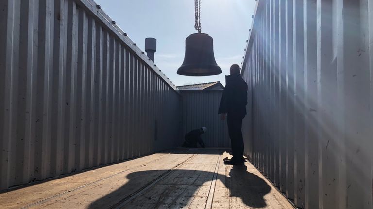 Voorzichtig worden de klokken in de zeecontainer geplaatst (Foto: Alice van der Plas)