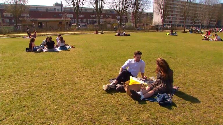 Mensen houden voldoende afstand in het Spoorpark.