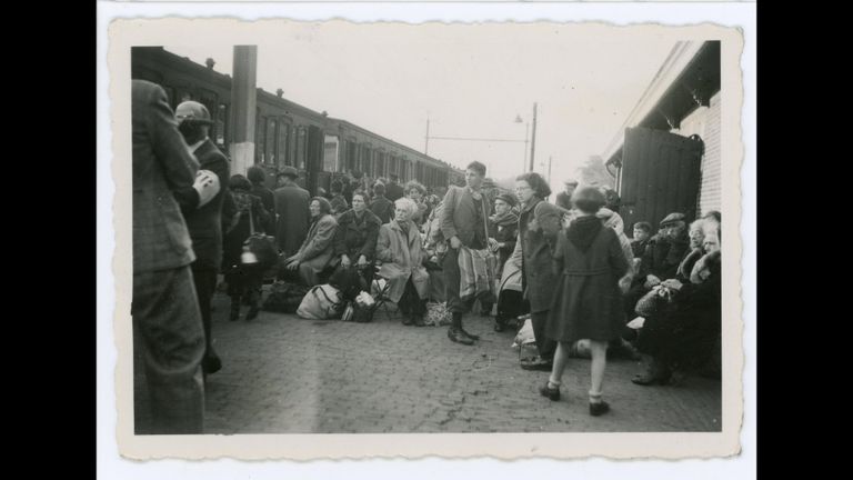 Perron Vught 23 mei 1943: 1253 Joden staan klaar om naar Westerbork te vertrekken. Vijf dagen later worden zij vermoord in Sobibór (foto: collectie Nationaal Monument Kamp Vught).