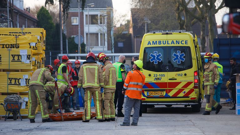 Met een hoogwerker werd het slachtoffer naar beneden getakeld (foto: SQ Vision).