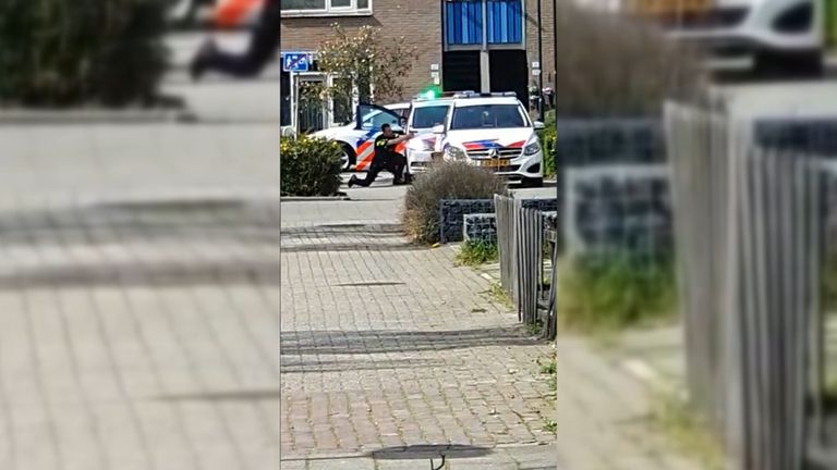 Een buurtbewoner maakte foto's van de agenten.