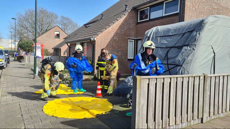 Brandweerlieden en ambulancemedewerkers doen speciale pakken aan tegen mogelijke gevaarlijke stoffen (foto: Noël van Hooft).
