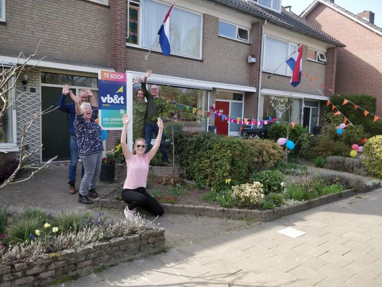 De buurtbewoners vieren de actie (foto: Karlijn van der Aa).