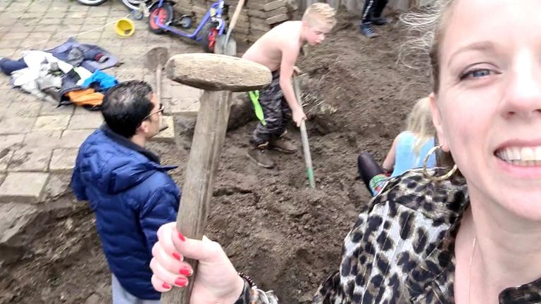 Een gat graven voor de trampoline (foto: Wendy Harting-Smit).