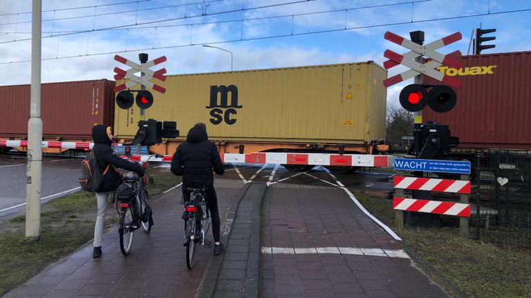 De drukke spoorwegovergang in Deurne waar de tunnel moet komen (foto: Alice van der Plas).