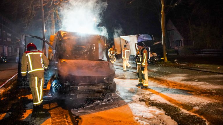 De brandweer bluste het vuur aan de Heezerweg in Eindh0oven (foto: Dave Hendriks/SQ Vision).