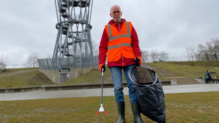 Emile Joosten met zijn grijper en vuilniszak in het Tilburgse Spoorpark (foto: Jan Peels)
