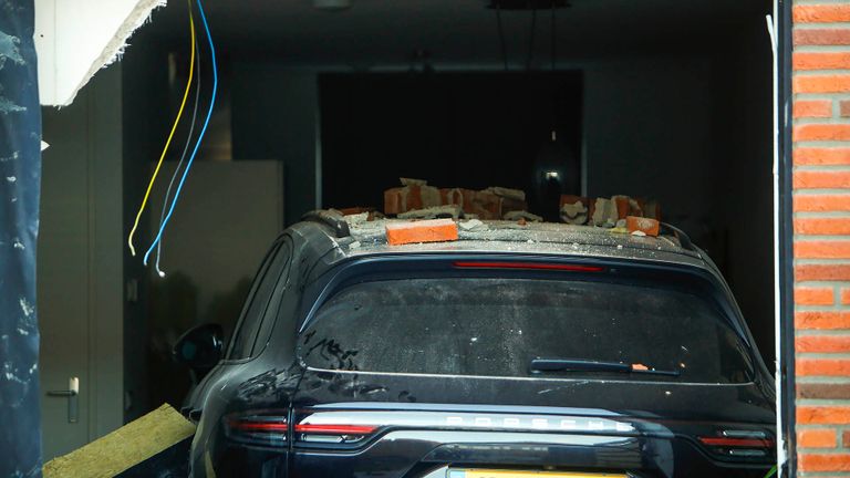 De auto kwam in het huis aan de Fagotstraat in Eindhoven tot stilstand (foto: Arno van der Linden/SQ Vision).