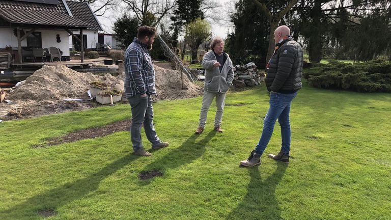 De achtertuin van Toon Daniels (midden)  ligt midden op De Peel (Foto: Alice van der Plas)