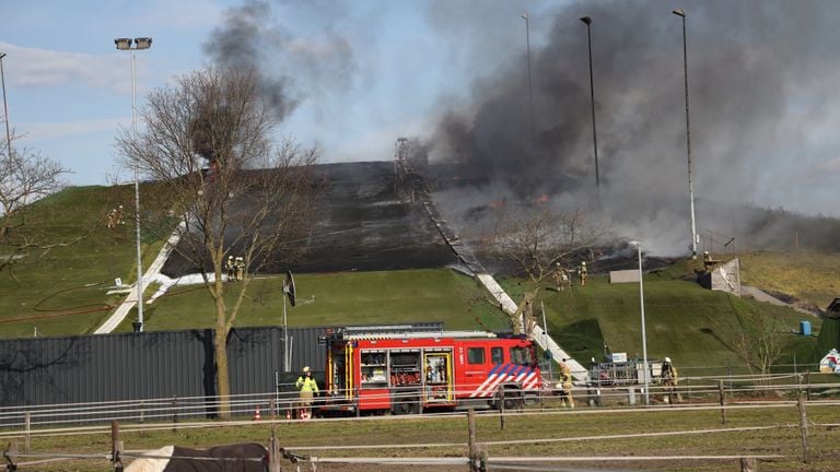 De brandweer is ter plekke (foto: Marco van den Broek/SQ Vision).