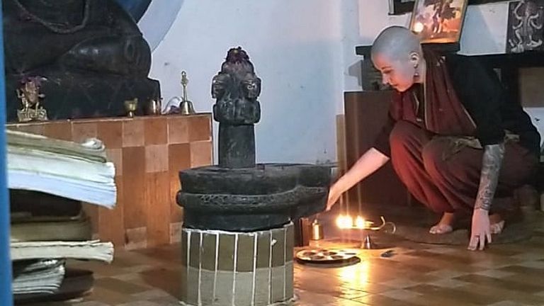 Tijdens een Aarti Ceremonie