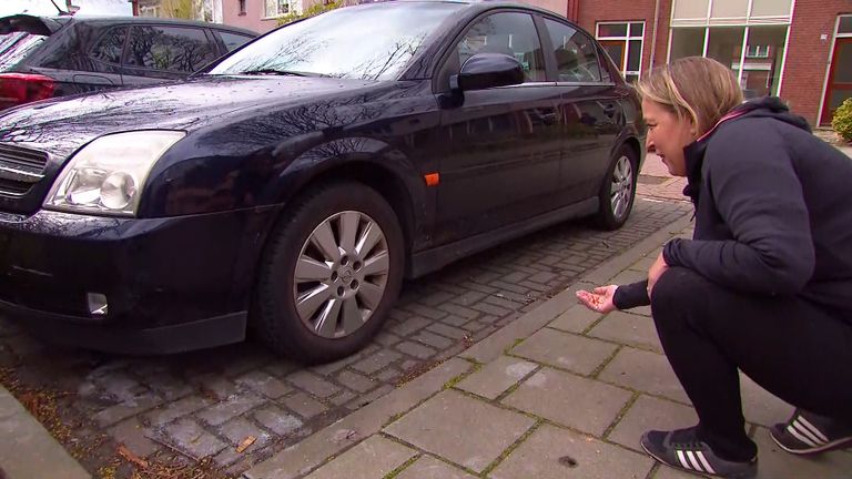 Monica op zoek naar de hond (foto: Omroep Brabant).