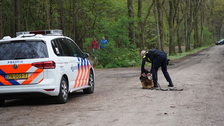 Met politiehonden werd naar de daders gezocht (foto: SQ Vision).