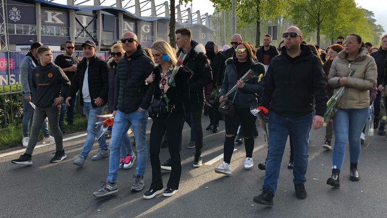 Honderden mensen lopen in een stille tocht (foto: Omroep Brabant).