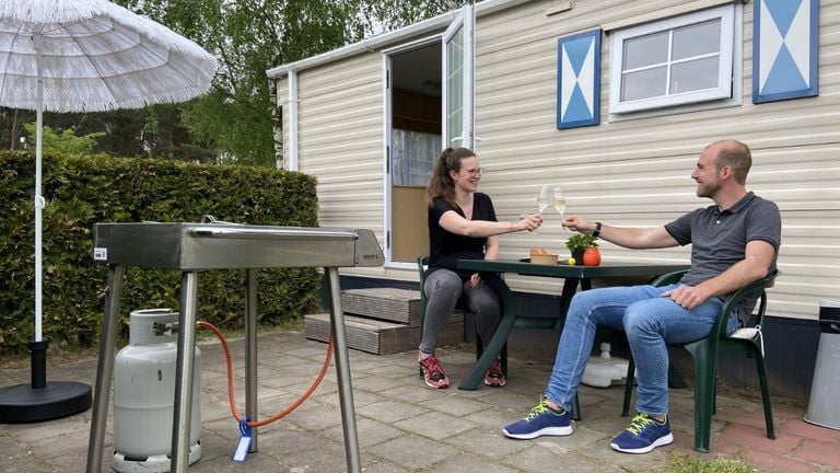 Winnaar Lars bij zijn stacaravan (foto: Omroep Brabant). 