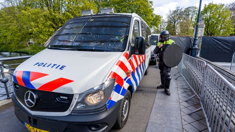 De Mobiele Eenheid (ME) greep in in Breda (foto: SQ Vision).