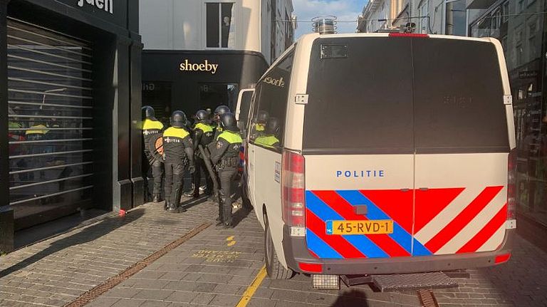 De politie sluit een groep in die niet uit zichzelf vertrekt.