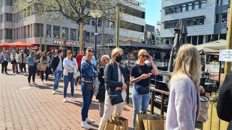 In de rij voor een plekje op het terras in Eindhoven (foto: Noël van Hooft)
