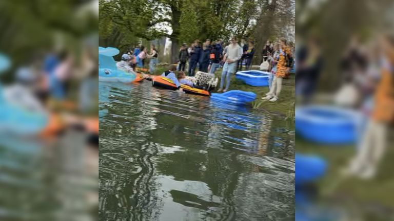 De jongeren wilden met bootjes de vijver op. 