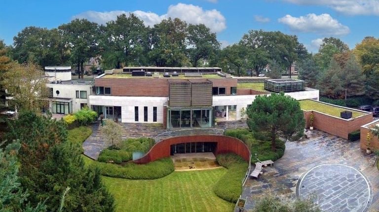 De nieuwe eigenaar zette de voormalige villa van Lips in 2021 te koop. Voor 7,5 miljoen euro mag de villa van eigenaar wisselen. Het is een van de duurste huizen van Brabant die nu te koop staat (foto: Hulstkamp Christie's Makelaars/Funda). 