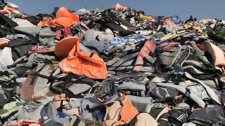 Op 'lifejacket graveyard' liggen honderden aangespoelde reddingsvesten van overleden vluchtelingen. (Foto: Raymond Arnold)