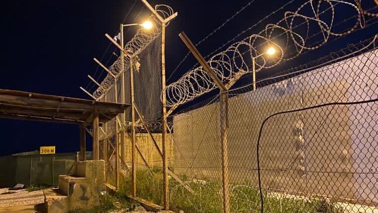 Door het kamp is Lesbos al lang niet meer het vakantieparadijs wat het ooit was. (Foto: Raymond Arnold)