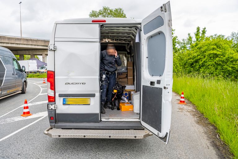 De politie controleerde alle busjes (foto: SQ Vision Mediaprodukties).