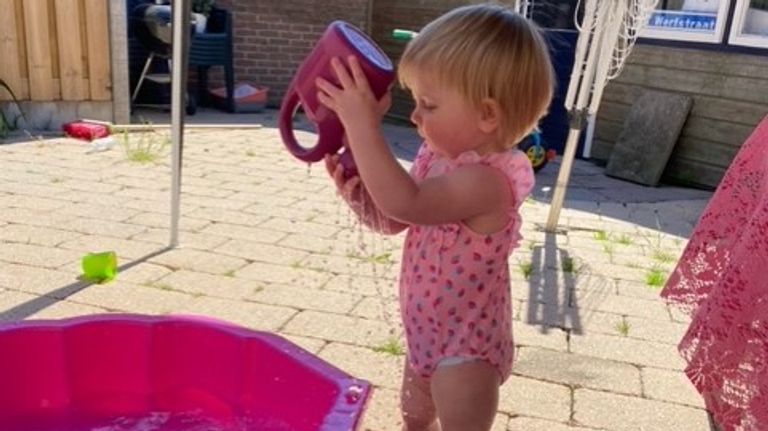 Lieke van der Werf heeft waterpret (foto: Antonic van der Werf). 