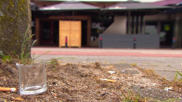 Op het plein zijn nog diverse stukken glas te zien (foto: Omroep Brabant).