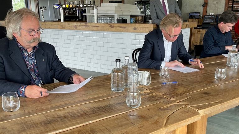 Wethouder Cees Lok tekent samen met ondernemers Pieter van Voorst Vader en Nicky Broos de samenwerkingsplannen.