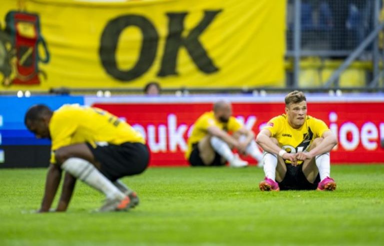 Het is klaar. NAC heeft nog een tegentreffer om de oren gekregen, dus promoveert niet. Foto: Marcel van Dorst.