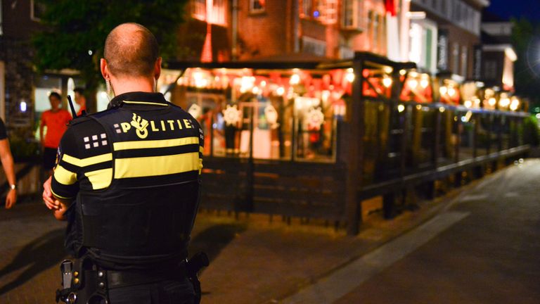 De politie liet de cafégasten gefaseerd de kroeg in Deurne verlaten (foto: Walter van Bussel/SQ Vision).