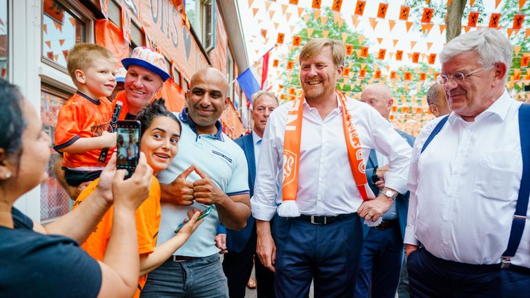 De koning schudde handen en hield geen afstand (foto: Marco de Swart/ANP)