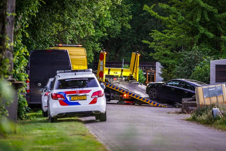 De politie nam een auto in beslag (foto: SQ Vision).