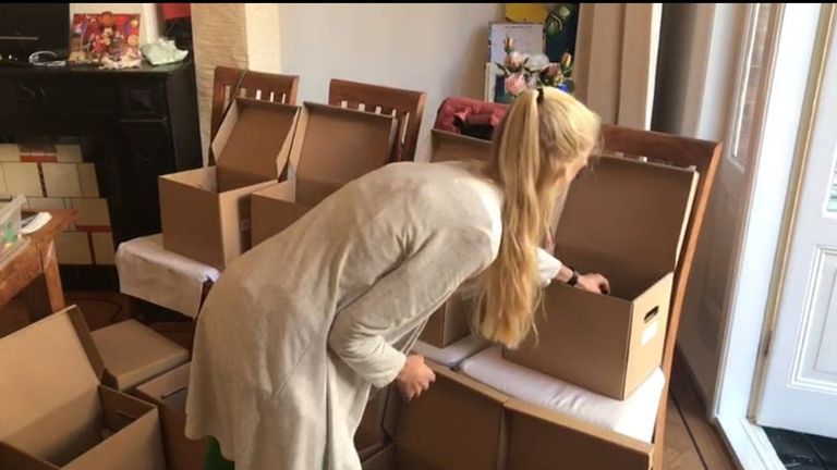 Nadat Miriam een aanvraag krijgt, stelt ze zelf de inhoud van de doos samen.