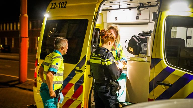 Ambulancepersoneel en een agente overleggen met elkaar (archieffoto: Sem van Rijssel/SQ Vision Mediaprodukties).