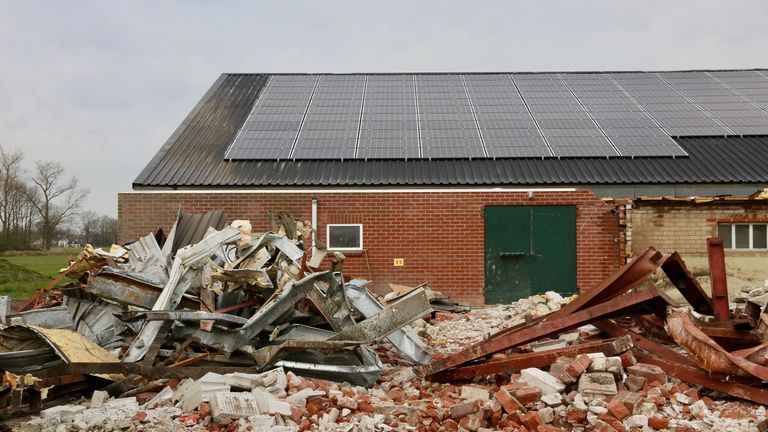 Stallen worden gesloopt en alles wordt gesorteerd (foto: Lobke Kapteijns).