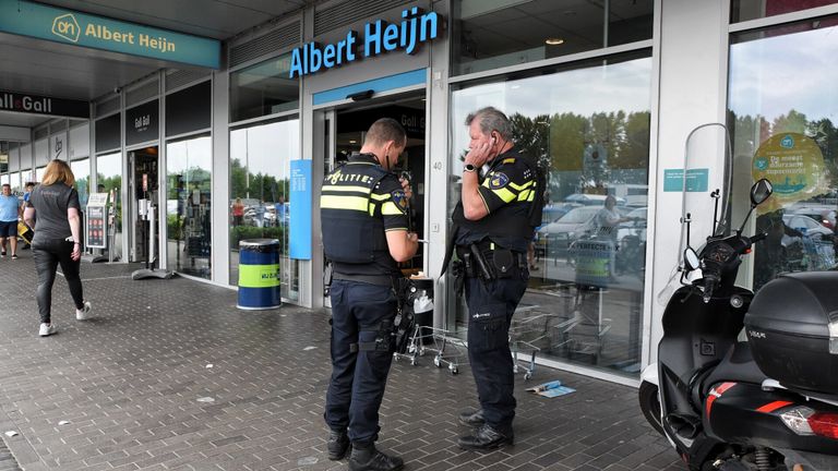 Agenten voor de Albert Heijn aan de Dalempromenade in Tilburg kort na de overval (foto: Toby de Kort/SQ Vision).