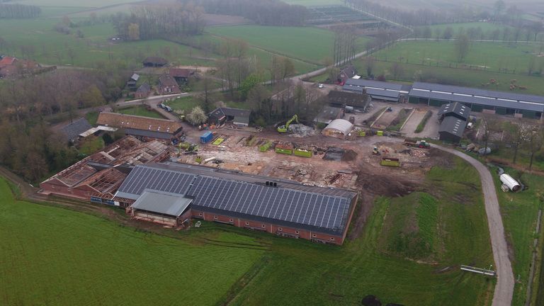 De sloop van de boerderij vanuit de lucht gefotografeerd (foto: TopShots)