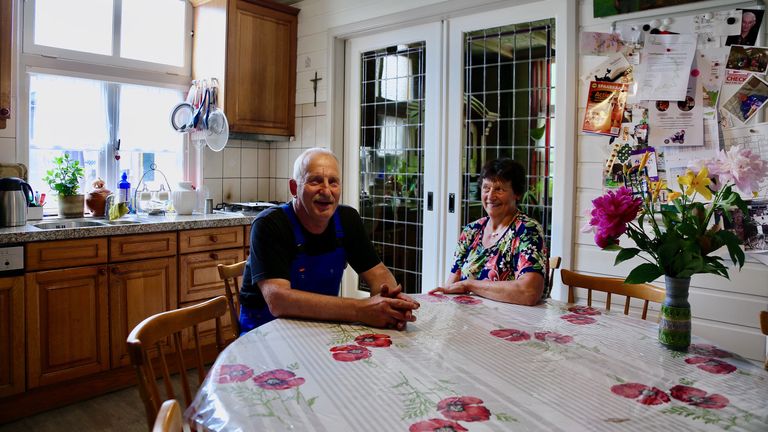 Pieter en Mieke thuis aan de keukentafel (foto: Lobke Kapteijns).