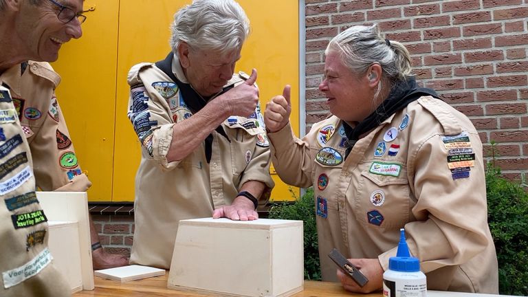 Ine van de Biggelaar (l) helpt een van de Angels met haar vogelhuisje (foto: Jan Peels). 