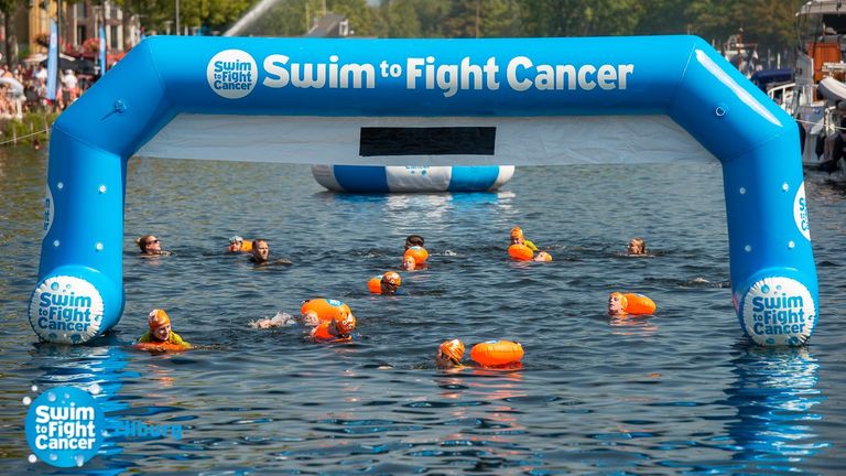 Een eerdere editie van Swim to Fight Cancer (foto: Swim to Fight Cancer Tilburg).